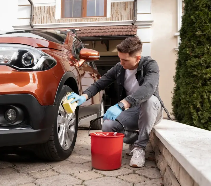 Lavage auto à domicile Soulaires : professionnel intervenant sur un véhicule
